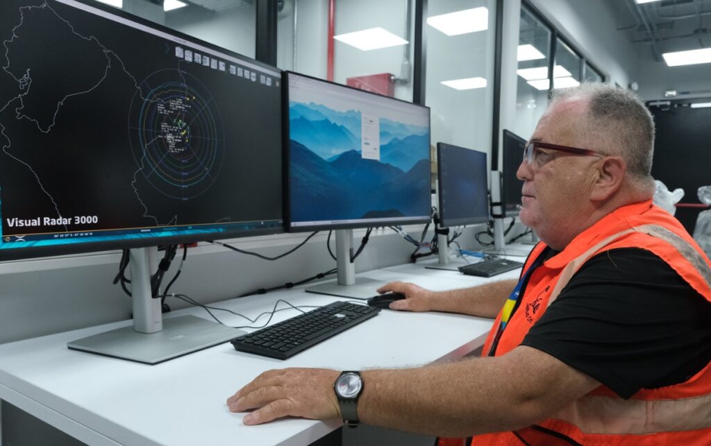 Centro de control de la Estación de radar en Leticia, donde se monitorea el espacio aéreo para prevenir vuelos ilegales en la Amazonía.