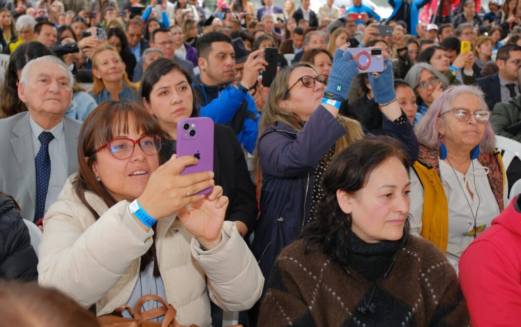 Ciudadanos y trabajadores asisten a la reapertura del Hospital San Juan de Dios, símbolo de la defensa de la salud pública. 