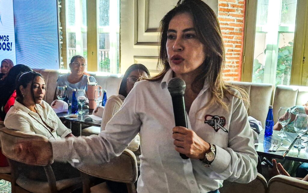 Claudia González expone lineamientos de campaña ante mujeres del Caribe que respaldan a Roy Barreras.