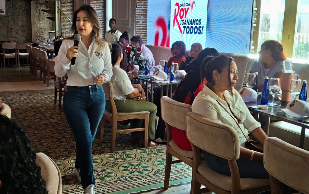 Claudia González interviene ante asistentes en desayuno político del proyecto presidencial de Roy Barreras. 