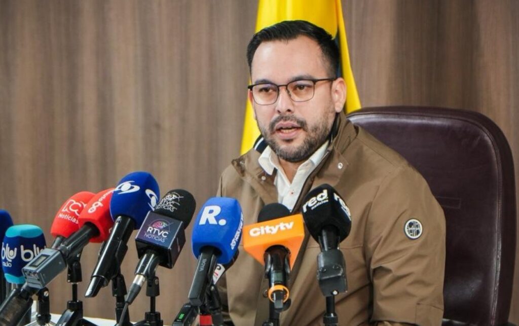 Colombia suspende suministro de energía a Ecuador, anuncia ministro Edwin Palma durante declaración oficial. 