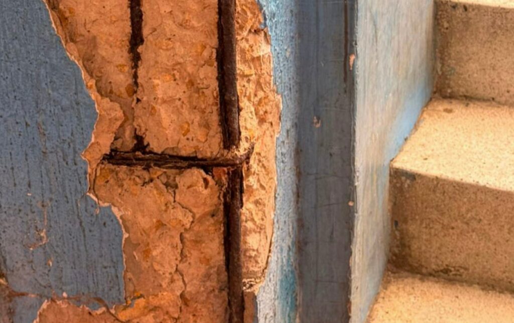 Columna con varillas expuestas en zona de circulación del José de la Vega, reflejo del riesgo que enfrentan más de 3 mil estudiantes. 