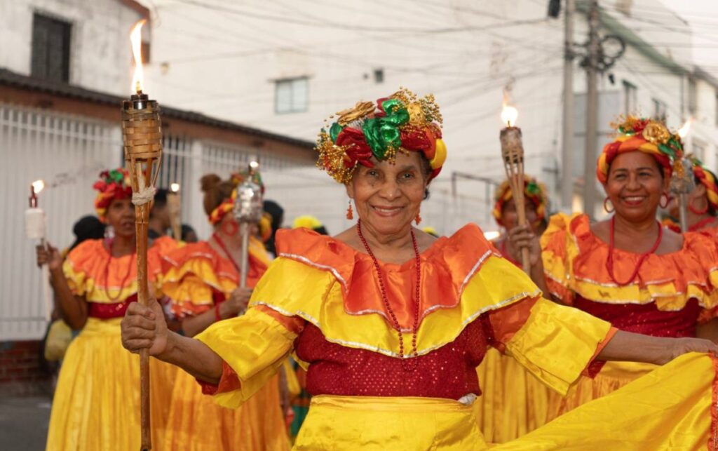 Danza tradicional y expresiones culturales iluminan las calles de Cartagena durante las Fiestas de la Candelaria 2026.