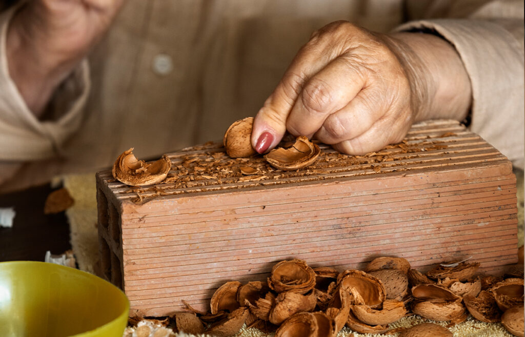 Persona mayor del sector cultural realizando su oficio tradicional en Colombia.