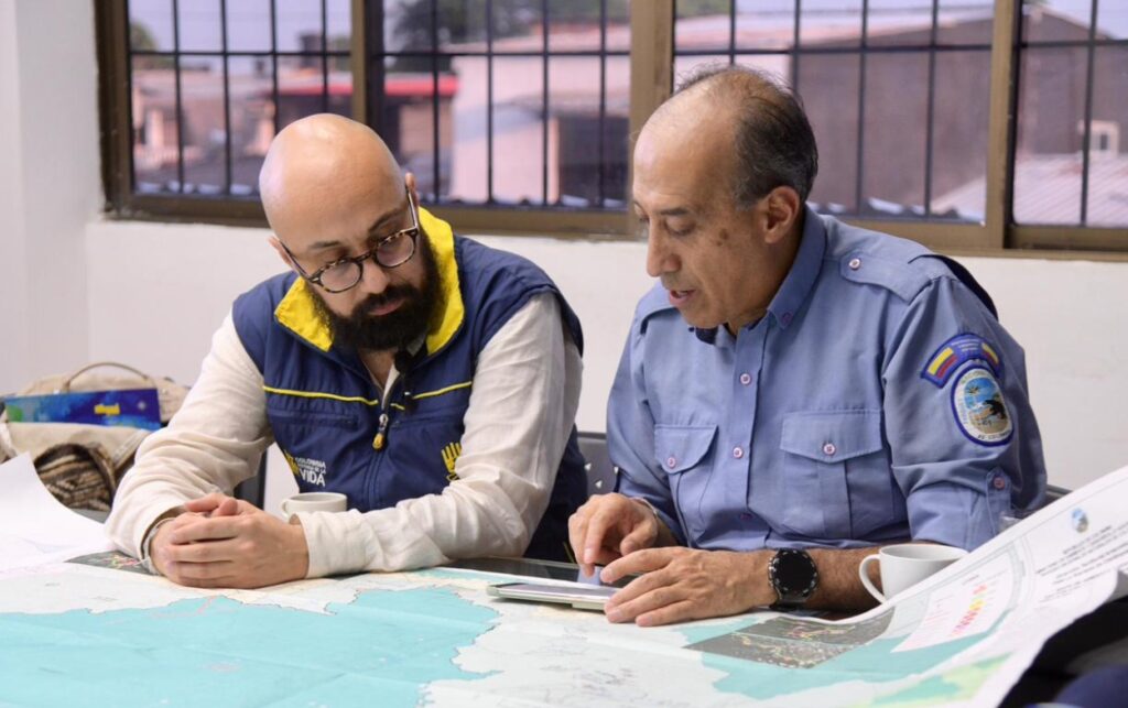 Directores de la UNGRD y Parques Nacionales analizan mapas técnicos en jornada por inversión de $3.000 millones en monitoreo climático. I