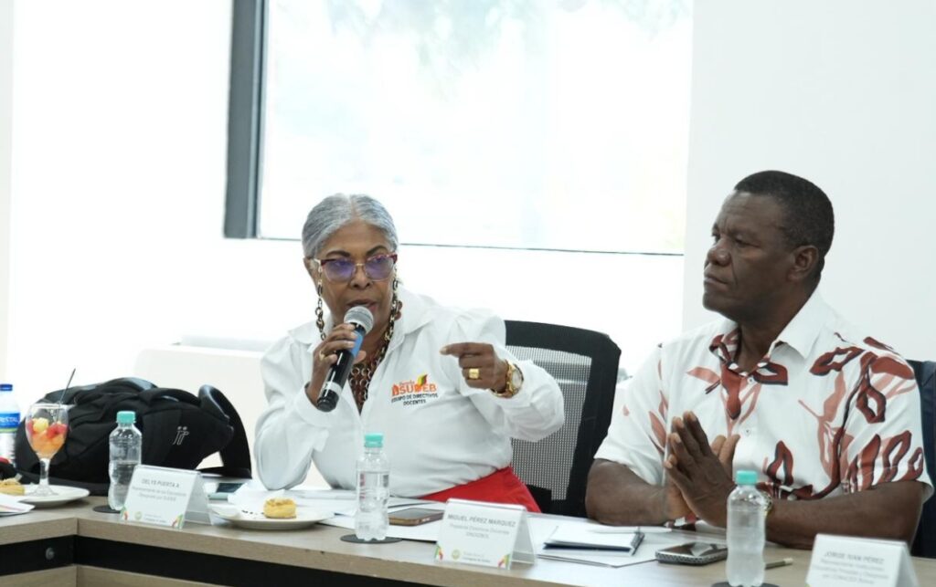 Dirigentes educativos exponen sus aportes durante la sesión que aprobó la rehabilitación de 31 colegios en Cartagena.