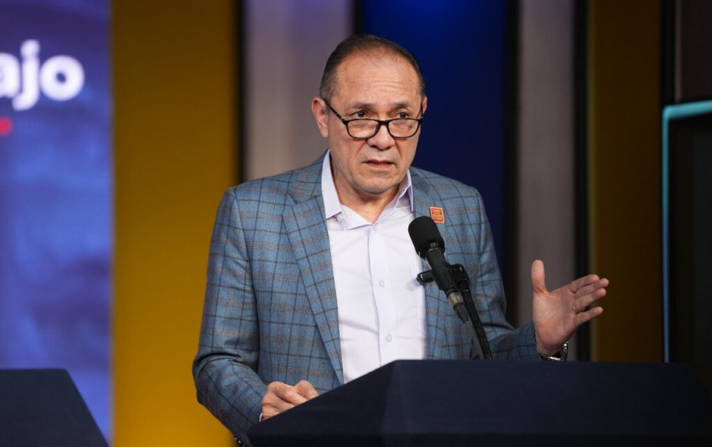 El Ministro Sanguino durante rueda de prensa sobre política salarial, luego del auto judicial que negó una medida provisional contra el salario mínimo.