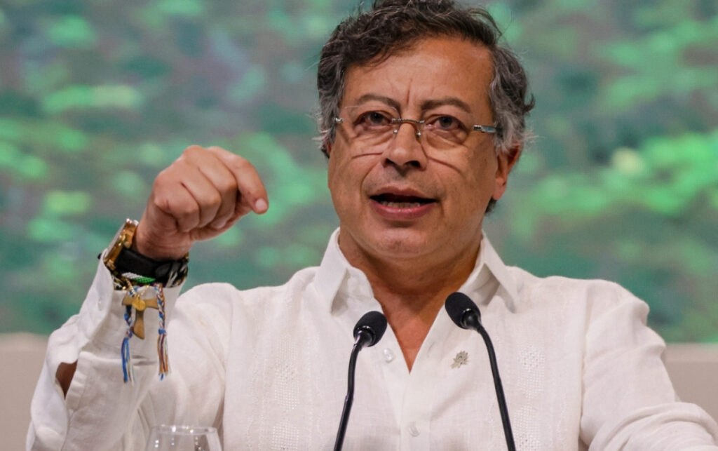 El presidente Gustavo Petro durante una intervención pública, en contexto del debate sobre el salario mínimo y el pronunciamiento respaldado por el Ministro Sanguino. 