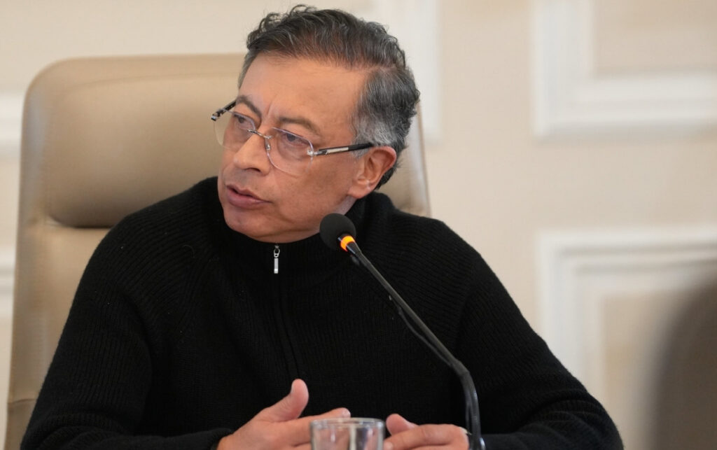 El presidente Gustavo Petro fija la postura de Colombia frente a la tasa de seguridad del 30% anunciada por Ecuador. 