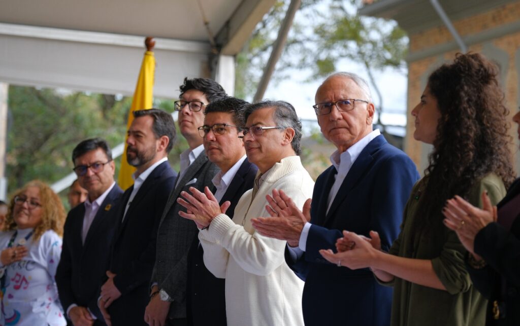 El presidente Gustavo Petro y el ministro Guillermo Jaramillo en el Hospital San Juan de Dios durante la inauguración de su sede renovada.
