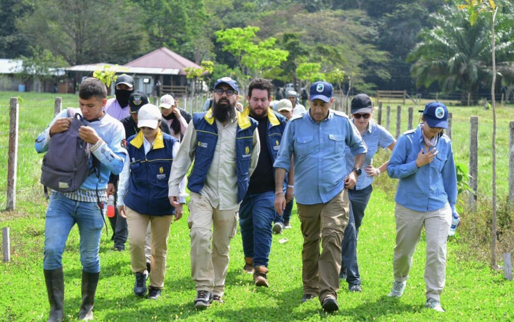 Equipo de la UNGRD y Parques Nacionales recorre zona rural durante visita técnica por inversión de $3.000 millones en monitoreo climático.