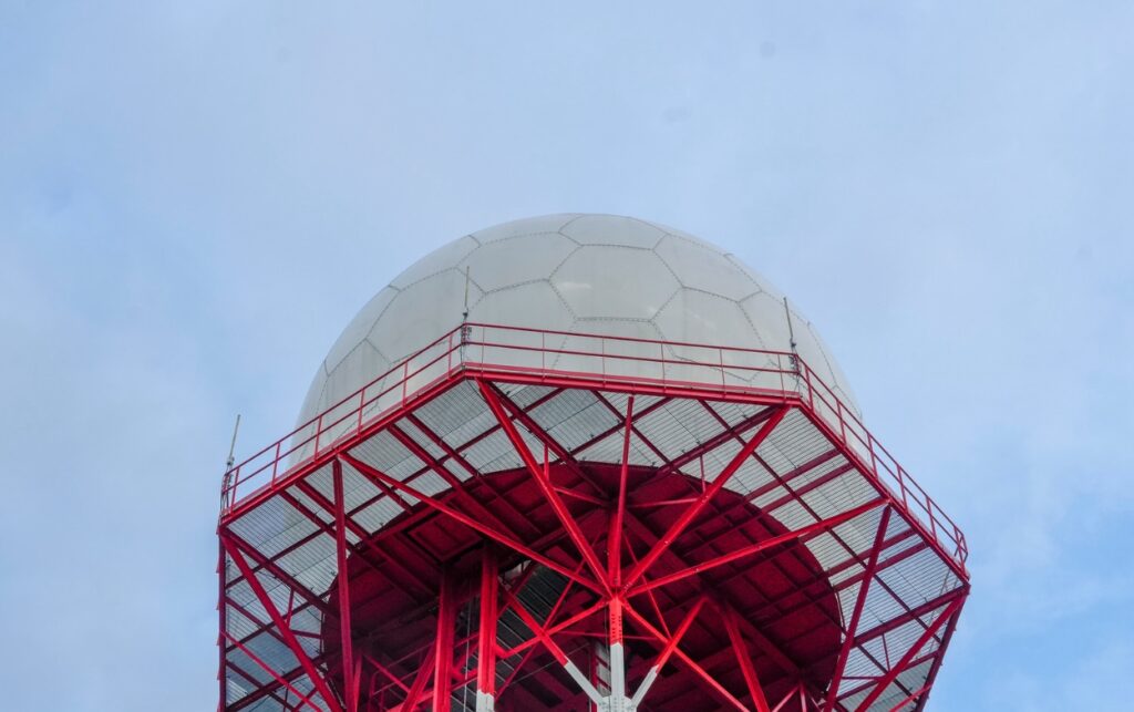 Estructura de la Estación de radar del aeropuerto Alfredo Vásquez Cobo, símbolo de control aéreo y seguridad estratégica en la Amazonía colombiana.