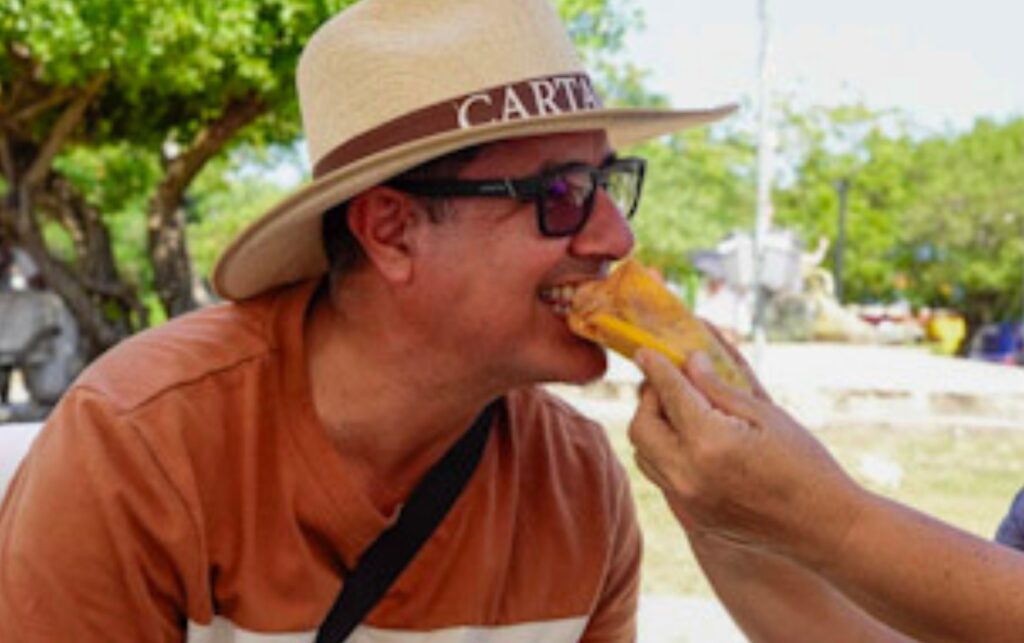 Festival del frito atrae a locales y visitantes que disfrutan los fritos típicos en el entorno histórico del monumento a las Botas Viejas.