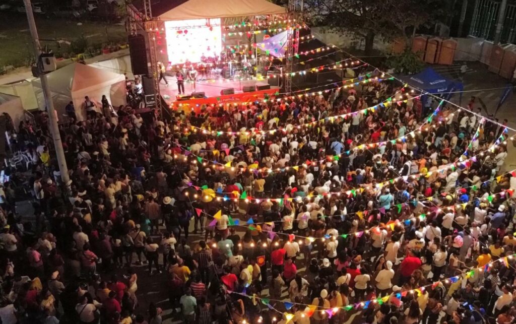 Festival del frito convoca a cientos de asistentes en el Pie del Cerro, con tarima cultural y ambiente festivo durante las Fiestas de la Candelaria.