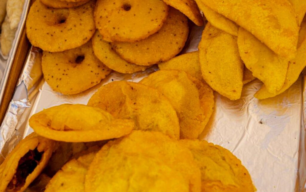 Festival del frito exhibe empanadas y arepas fritas tradicionales, símbolos del sabor cartagenero durante la edición XLII en el Pie del Cerro. 