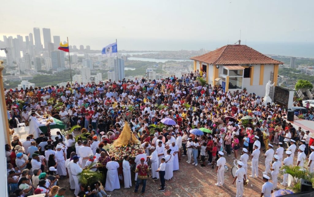 Fiestas de la Candelaria 2026: Multitudinaria eucaristía en el Cerro de la Popa con fieles reunidos en torno a la Virgen y vista panorámica de Cartagena