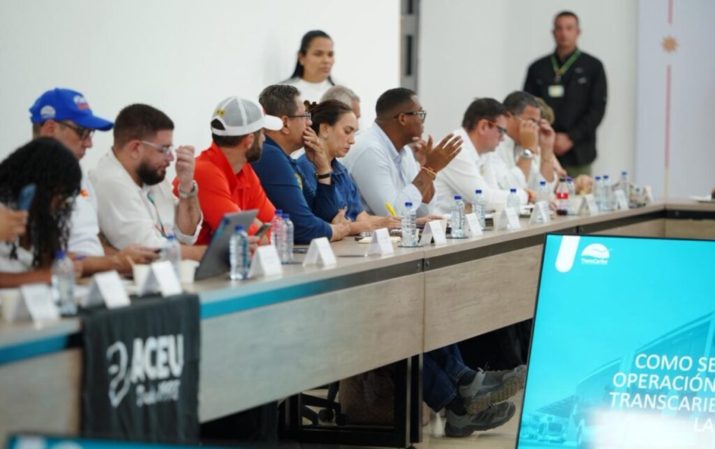 Funcionarios del Distrito analizan propuesta de tarifa estudiantil de $2.900 en Transcaribe durante mesa de concertación.