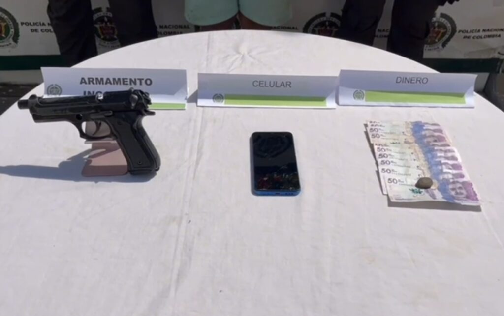 Golpe a la extorsión en Membrillal_ arma de fuego, celular y dinero incautados durante operativo del GAULA contra el cobro ilegal a comerciantes. 