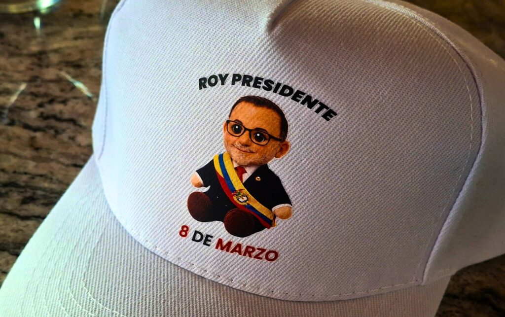 Gorro de campaña con imagen presidencial en desayuno político que respalda a Roy Barreras en Cartagena.