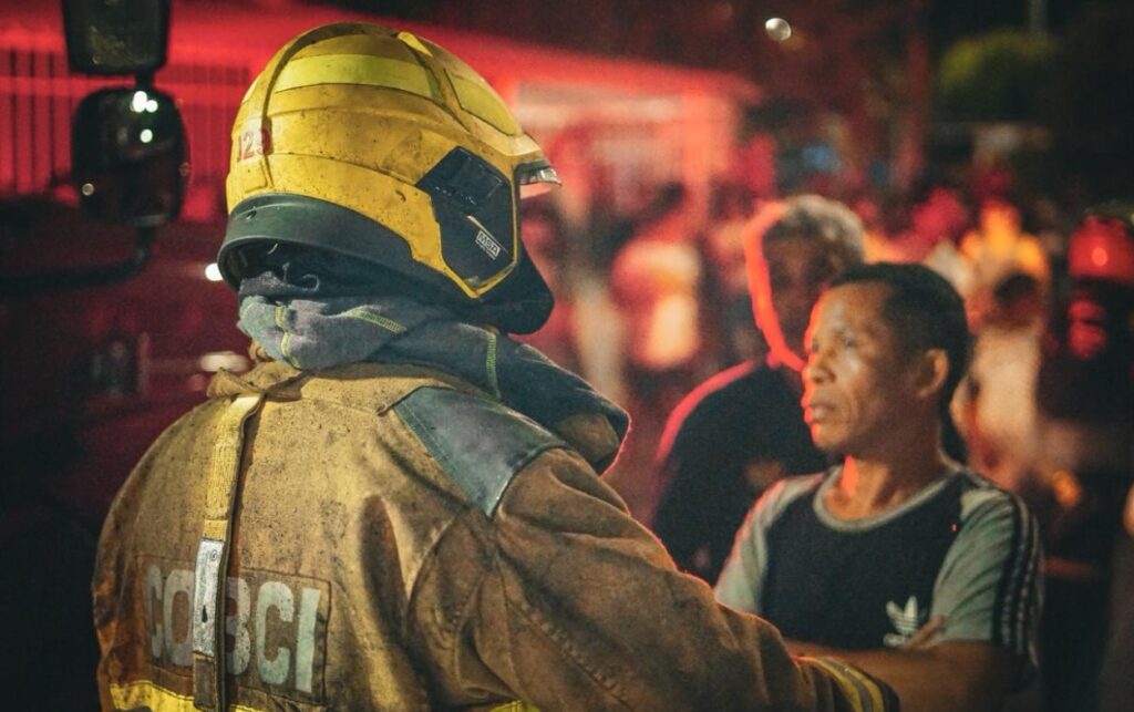 Incendio en los Calamares genera alarma entre vecinos mientras bomberos controlan la emergencia en vivienda afectada. 