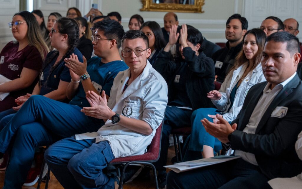 Inicio de remuneración a internos de medicina: estudiantes y profesionales de la salud asisten al evento oficial realizado por el Gobierno nacional. 