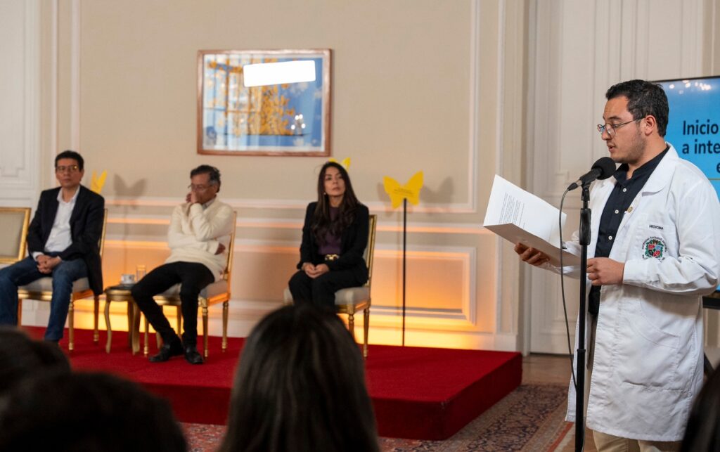Inicio de remuneración en Colombia_ interno de medicina toma la palabra durante el acto, con presencia del presidente Petro y autoridades del sector salud.