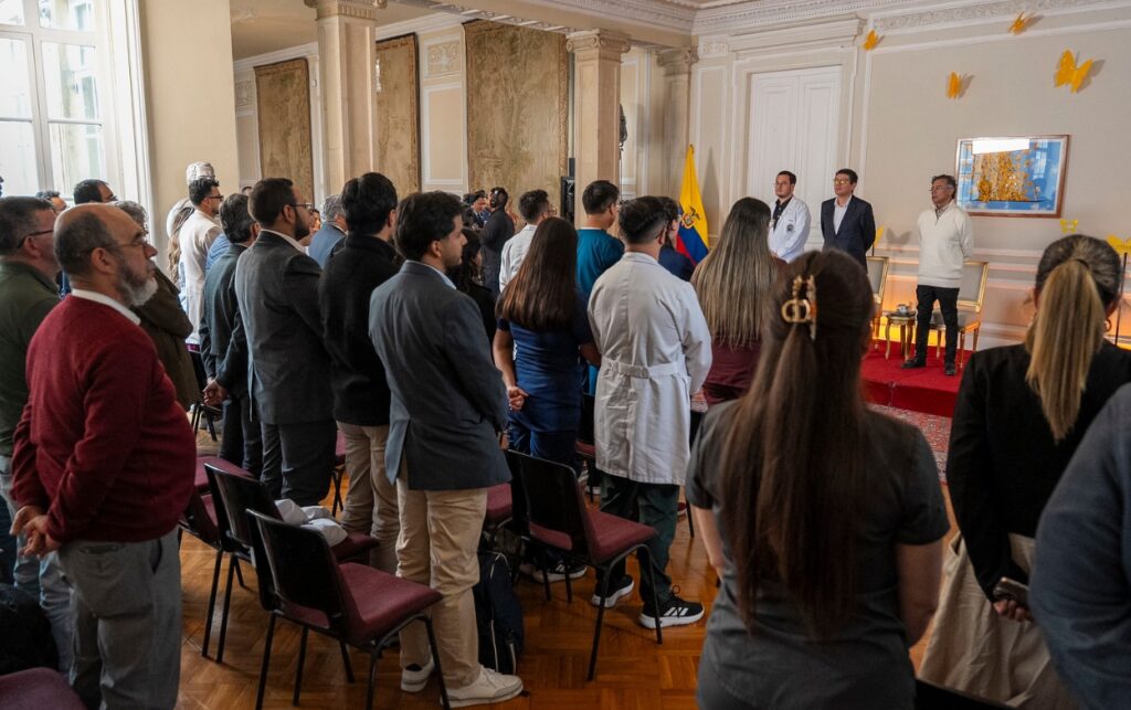 Inicio de remuneración: asistentes permanecen de pie durante el acto protocolario en el que se anunció el pago a internos de medicina.
