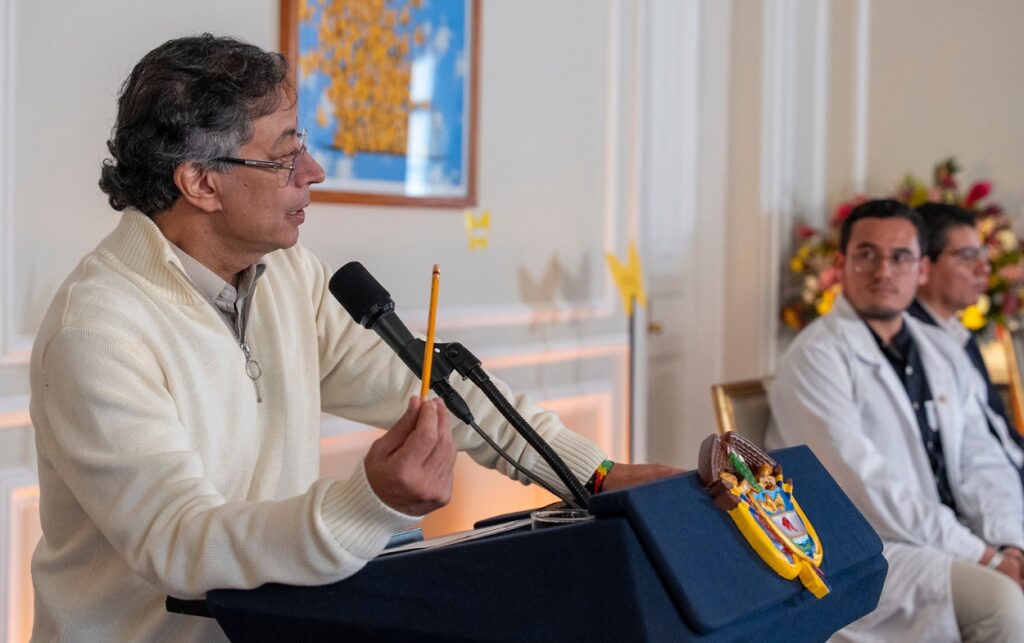 Inicio de remuneración: el presidente Petro interviene durante el acto de pago a internos de medicina y expone su visión sobre salario vital y salud pública..