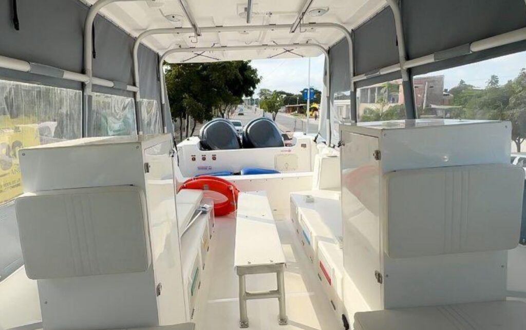 Interior de ambulancia marítima equipada para atención de emergencias, clave en la estrategia de salud que impacta a 600 mil personas en La Guajira.