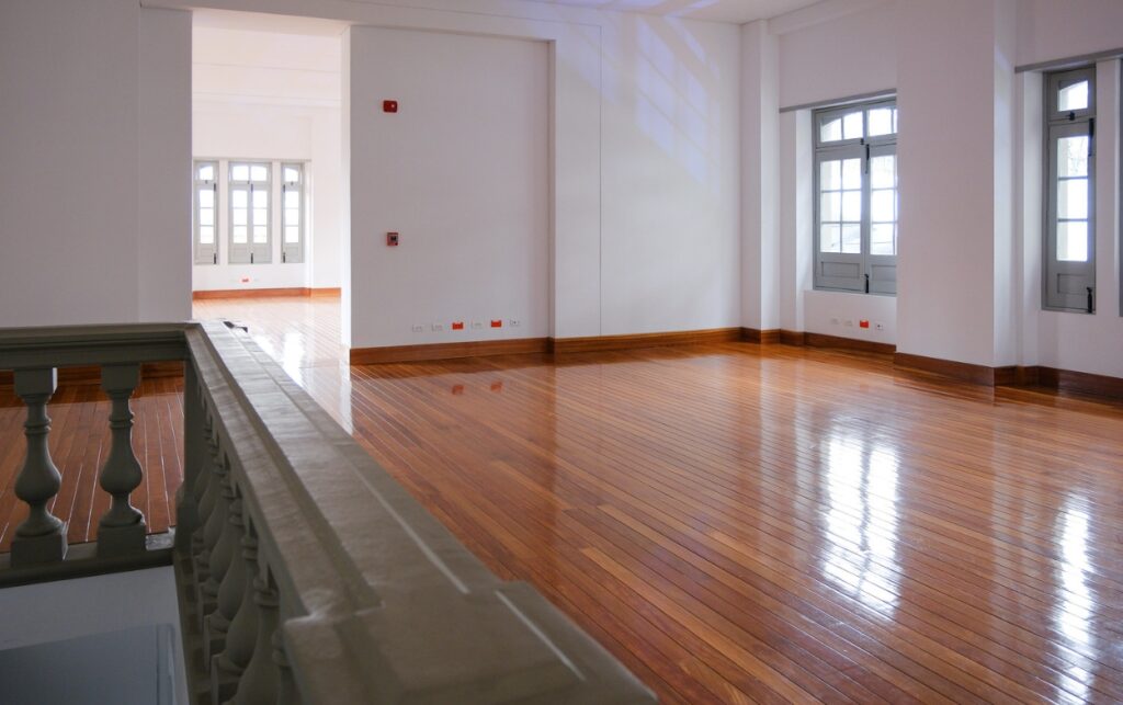 Interior rehabilitado del Hospital San Juan de Dios muestra avances en infraestructura tras años de abandono institucional.