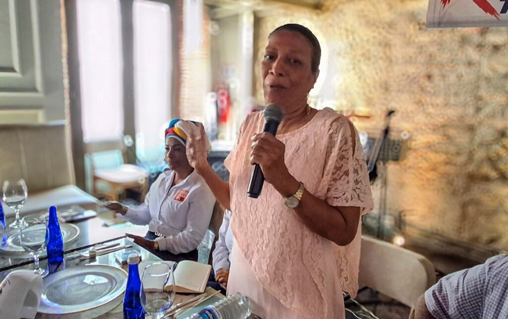 Intervención de lideresa comunitaria en espacio de diálogo político impulsado por Roy Barreras. 