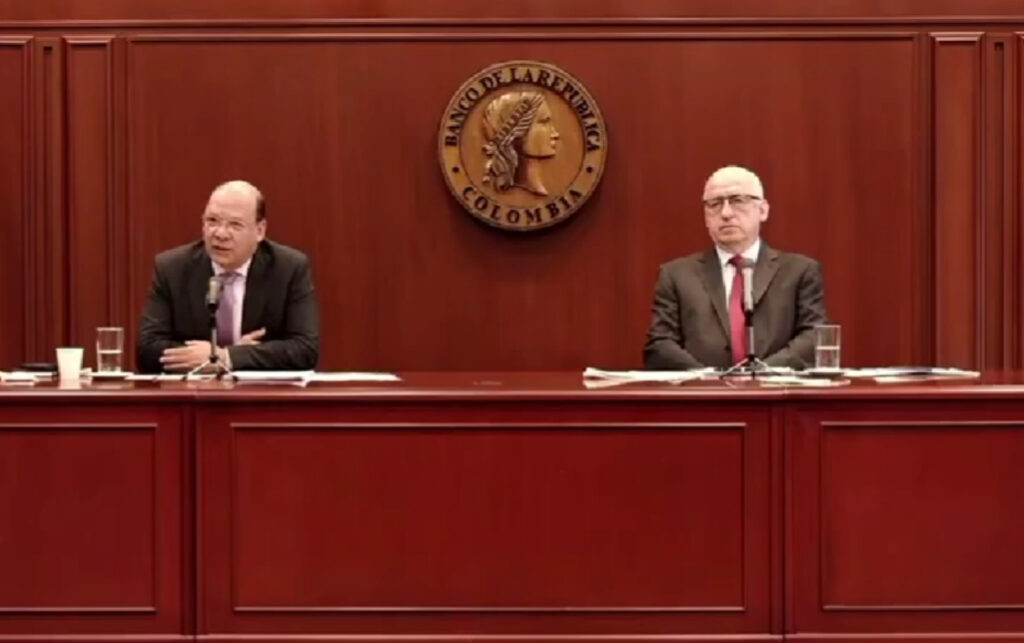 Junta directiva del Banco de la República durante rueda de prensa en la que se anunció el incremento de la tasa de interés a más del 10%.