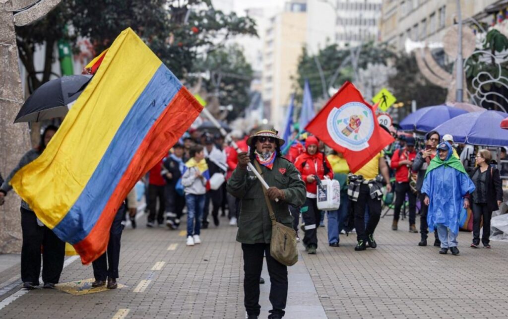 Manifestantes, portando banderas de Colombia, realizaron una marcha en defensa de la soberanía. Adicionalmente, se anuncia una nueva movilización para el día 28, por el salario vital.