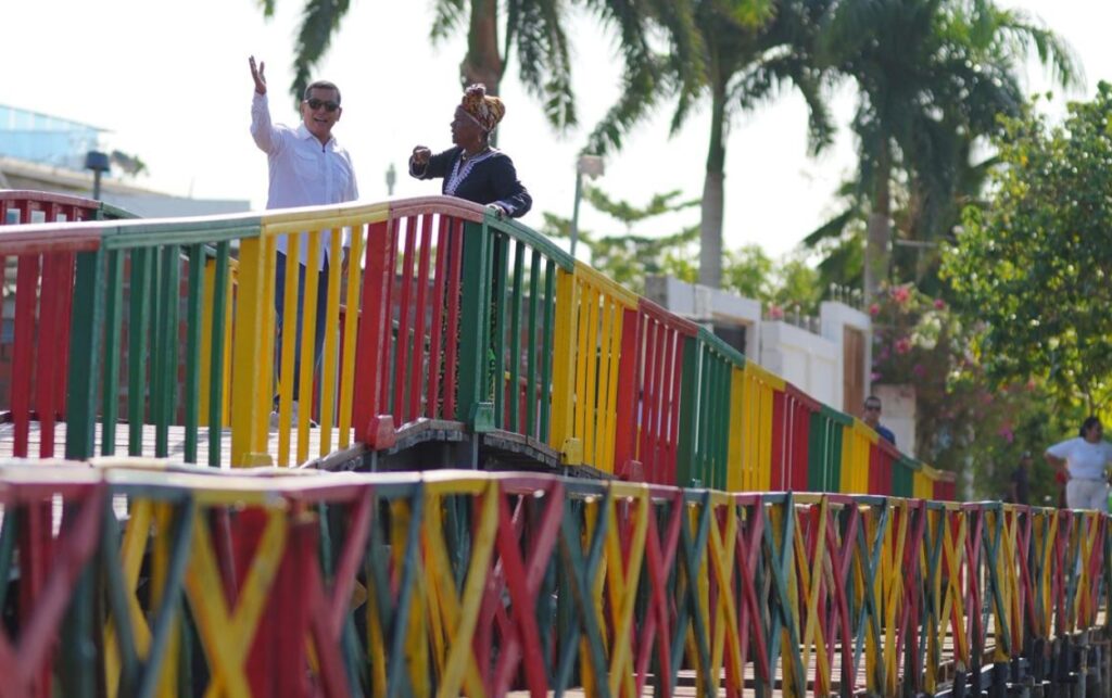 Más de 100 familias de Marlinda y Villa Gloria cuentan con un puente peatonal resistente a mareas y lluvias en La Boquilla. 