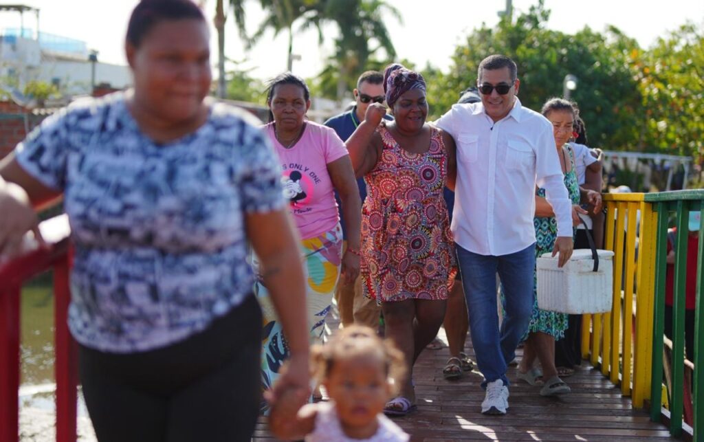 Más de 100 familias de Villa Gloria cruzan por primera vez el nuevo puente peatonal junto a la comunidad y autoridades distritales.