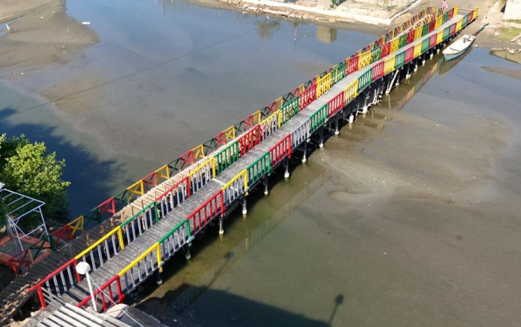 Más de 100 familias se benefician del nuevo puente peatonal que cruza el cuerpo de agua y conecta a Villa Gloria en La Boquilla.