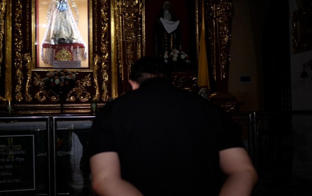 Más de 2 décadas de fe se expresan en la oración íntima ante la imagen de la Virgen de la Candelaria dentro del convento de La Popa. 