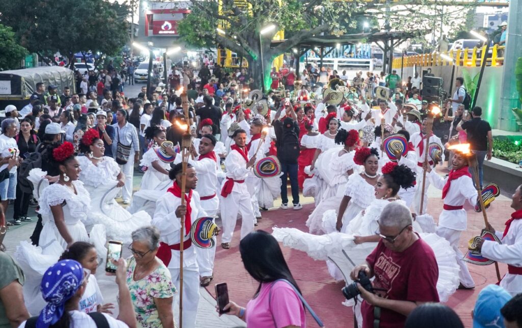 Más de 2 mil metros cuadrados del renovado Parque de La Virgencita se llenaron de vida con bailes tradicionales durante la celebración cultural en Blas de Lezo.