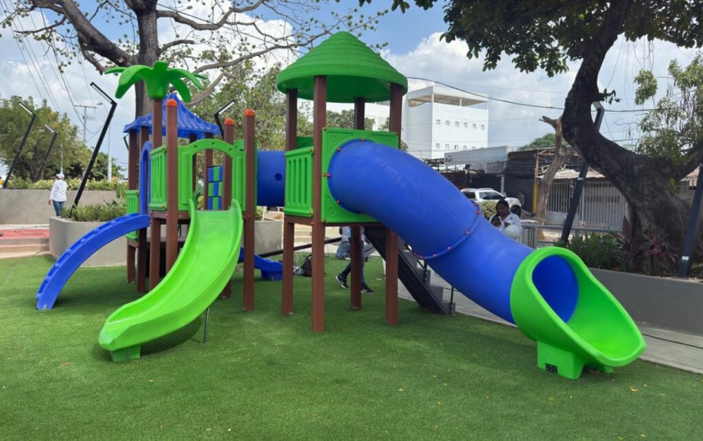 Más de 2 mil metros cuadrados intervenidos en el Parque de La Virgencita incluyen un moderno parque infantil pensado para el juego seguro de niños y niñas del barrio Blas de Lezo.