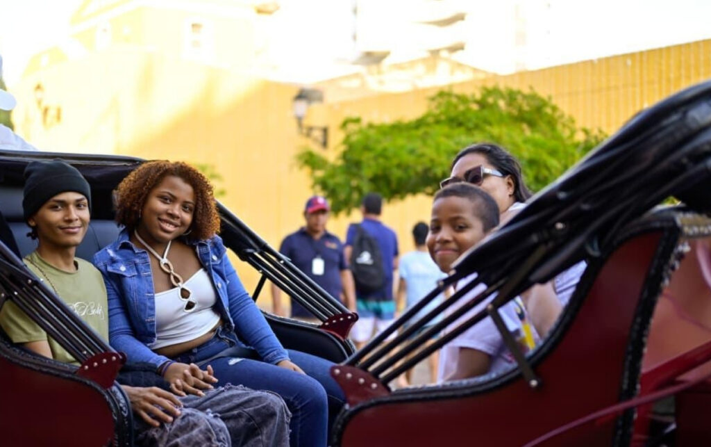 Más de 2 mil personas disfrutaron paseos familiares en coches eléctricos sin maltrato animal. 