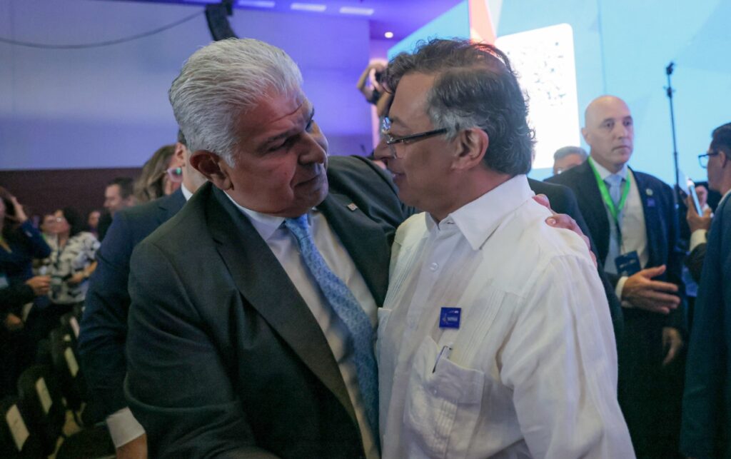 Más de 2.500 líderes políticos dialogaron con el presidente Petro en Panamá durante el Foro Económico Internacional América Latina y el Caribe 2026. 