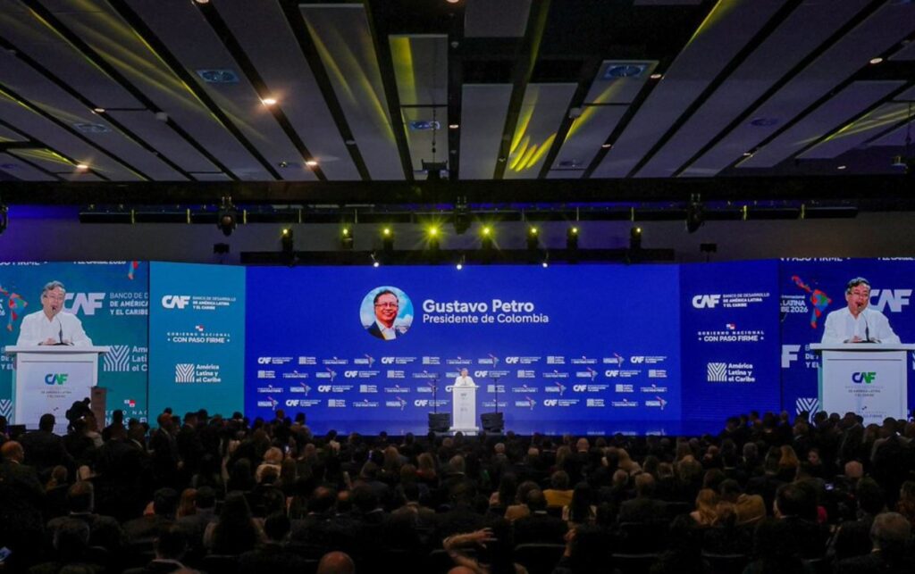 Más de 2.500 líderes políticos escucharon el discurso del presidente Gustavo Petro ante un auditorio lleno en el Foro de la CAF 2026. 