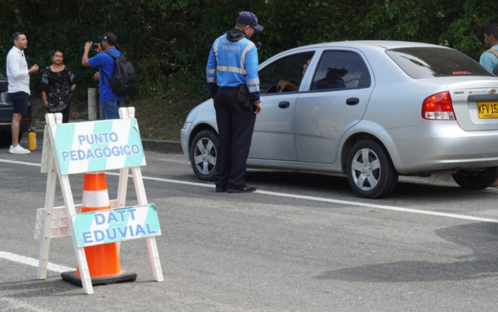 Más de 4 mil vehículos fueron orientados en puntos pedagógicos instalados en vías estratégicas de Cartagena. 