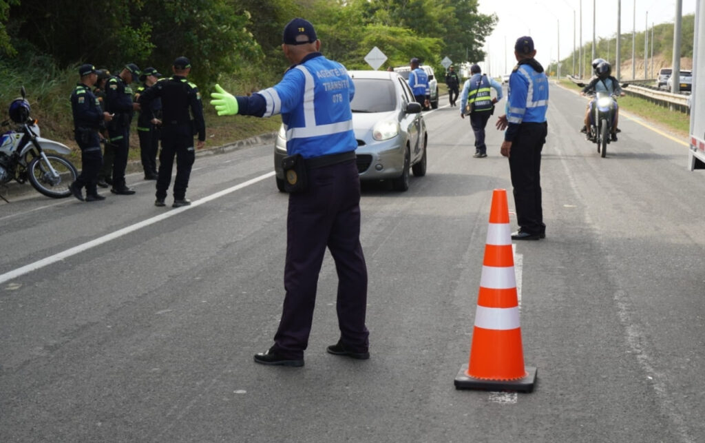 Más de 4 mil vehículos transitaron por corredores viales de Cartagena bajo controles preventivos de movilidad.