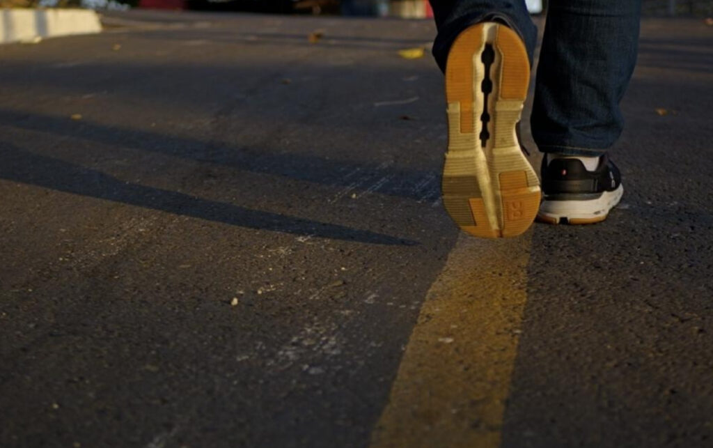Más de dos décadas de peregrinar resumen el caminar silencioso de los devotos rumbo al convento de La Popa en honor a la Virgen de la Candelaria.
