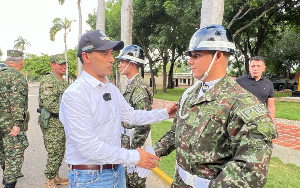 Ministro de defensa dialoga con personal militar en acto protocolario, imagen de archivo usada para contextualizar la postura oficial de Mindefensa. 