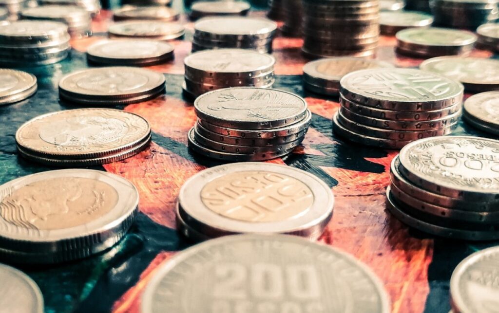 Monedas colombianas ilustran los $125 billones de recursos que el Gobierno busca redirigir desde fondos privados de pensiones hacia inversión nacional.