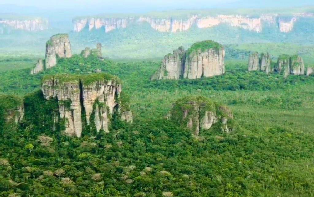 Panorámica aérea de Chiribiquete, uno de los parques más grandes del país, priorizado con inversión de $3.000 millones del Estado.