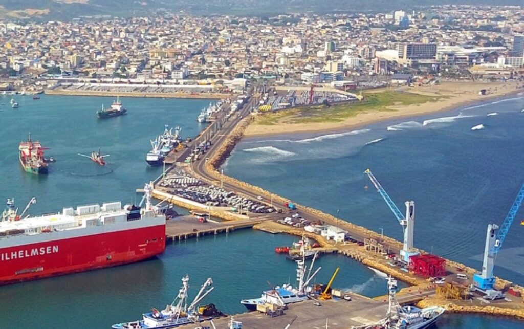 Panorámica aérea de puerto y ciudad costera en medio del impacto regional del gravamen del 30% a Ecuador