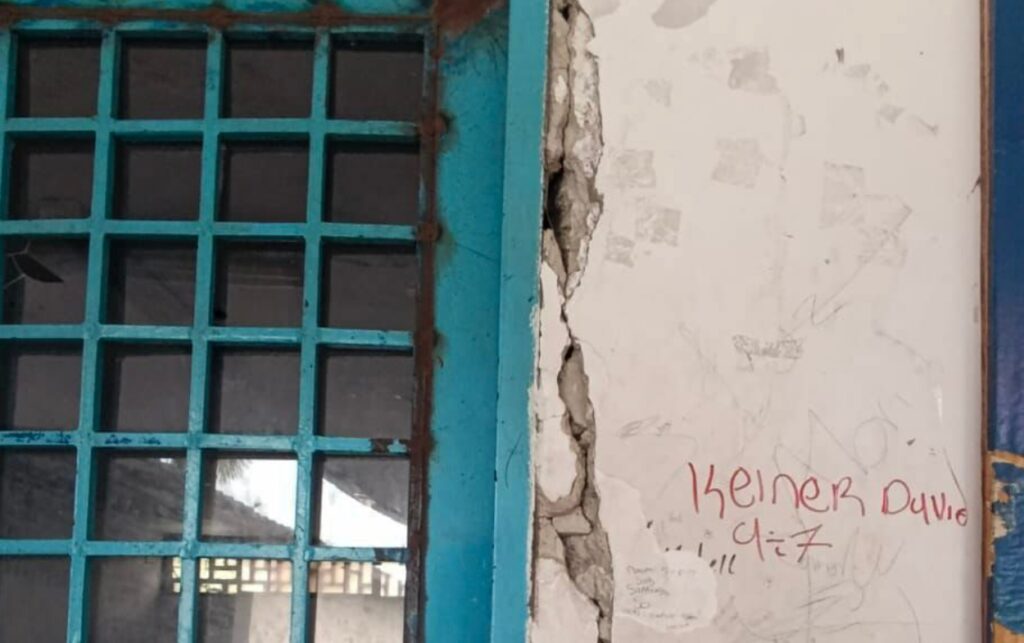 Paredes con fisuras y deterioro estructural en la sede principal del José de la Vega, una amenaza constante para más de 3 mil estudiantes. 